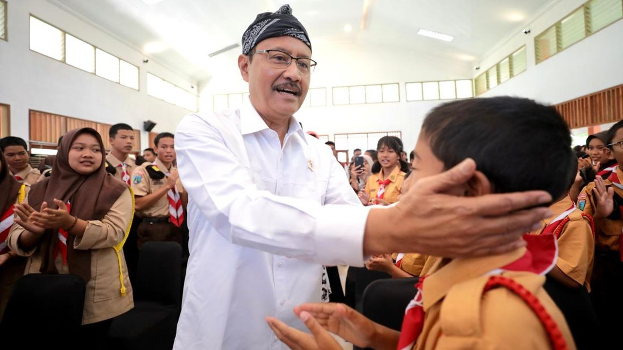 Mensos Puji Talenta Siswa Sekolah Rakyat Banyuwangi Saat Kunker