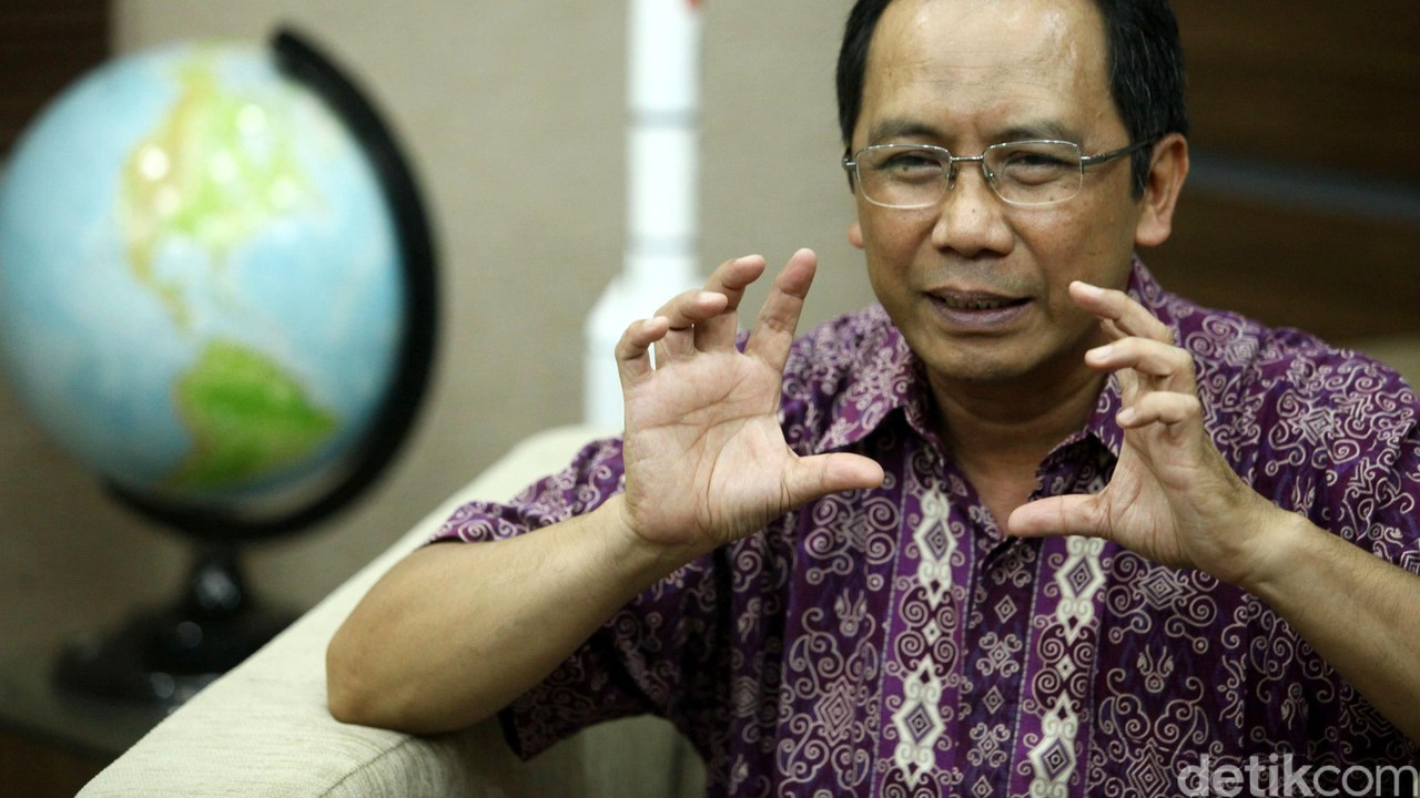 Meteor Besar 3-5 Meter Muncul di Langit Cirebon, Dentuman Keras Terdengar Jauh Meteor Besar 3-5 Meter Muncul di Langit Cirebon, Dentuman Keras Terdengar Jauh