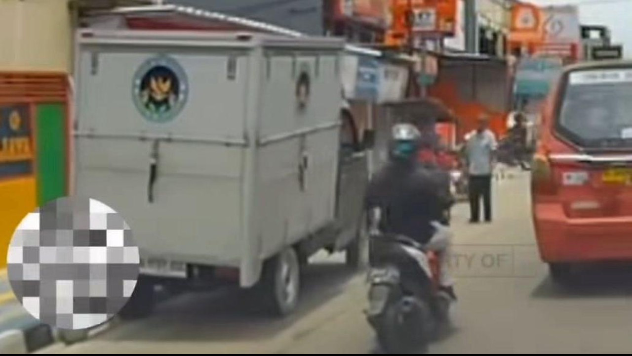 Mobil Boks Berlogo BGN Tabrak Motor Lawan Arah di Depok, Pemotor Alami Luka Ringan Mobil Boks Berlogo BGN Tabrak Motor Lawan Arah di Depok, Pemotor Alami Luka Ringan