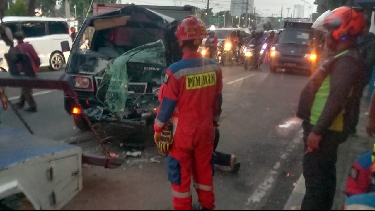 Mobil Boks Tabrak Metrotrans di Pasar Minggu, Pengemudi Luka dan Dievakuasi Damkar Mobil Boks Tabrak Metrotrans di Pasar Minggu, Pengemudi Luka dan Dievakuasi Damkar
