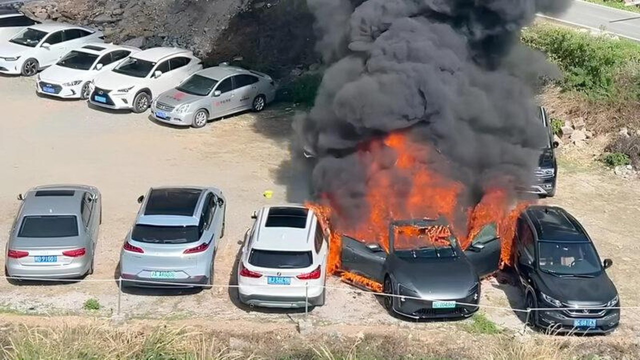 Mobil Listrik Avatr 06 Terbakar Setelah 1,5 Bulan dan 1.066 Km Pemakaian di China