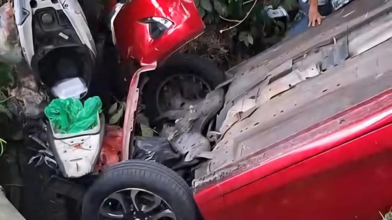 Mobil Nyungsep ke Sungai di Bogor, Sopir Salah Injak Pedal Gas