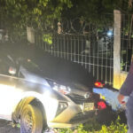 Mobil Taksi Online Terperosok ke Saluran Air Usai Gagal Nanjak di Bogor