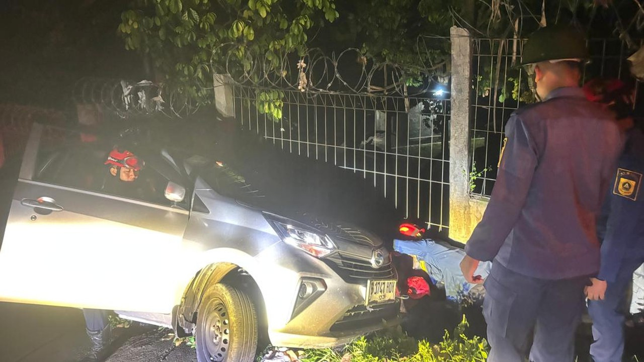 Mobil Taksi Online Terperosok ke Saluran Air Usai Gagal Nanjak di Bogor