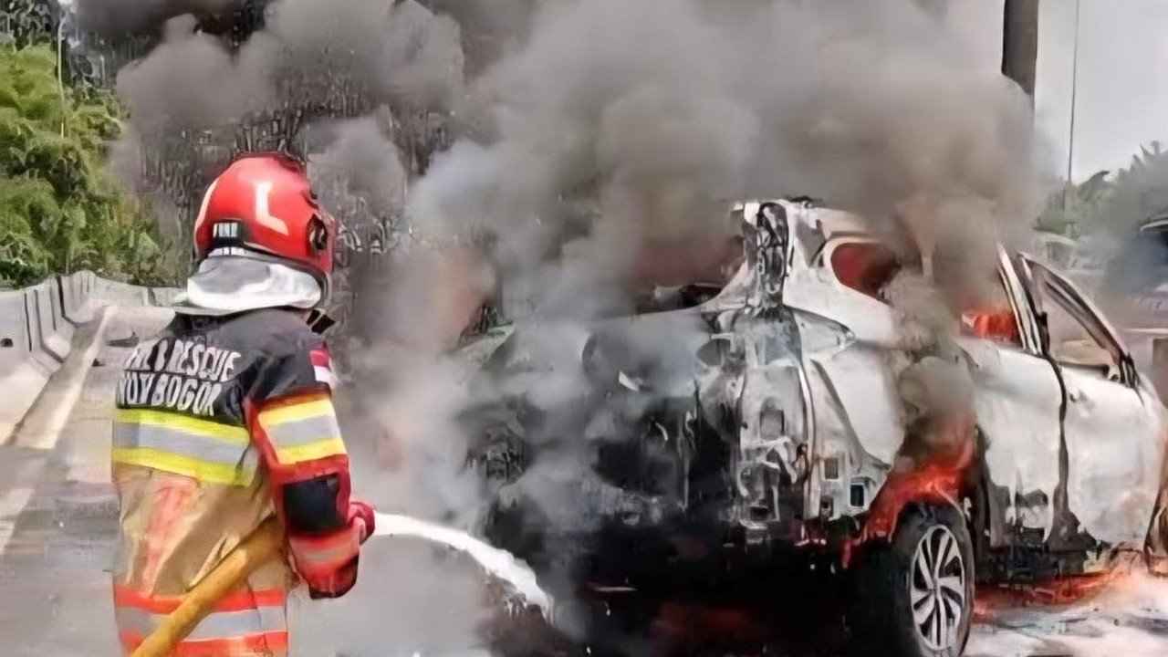 Mobil Terbakar di Km 41 Tol Jagorawi, Sopir Alami Patah Kaki Akibat Ngantuk