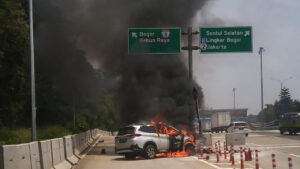 Mobil Toyota Rush Terbakar Usai Kecelakaan di Tol Jagorawi, Sopir Diduga Mengantuk