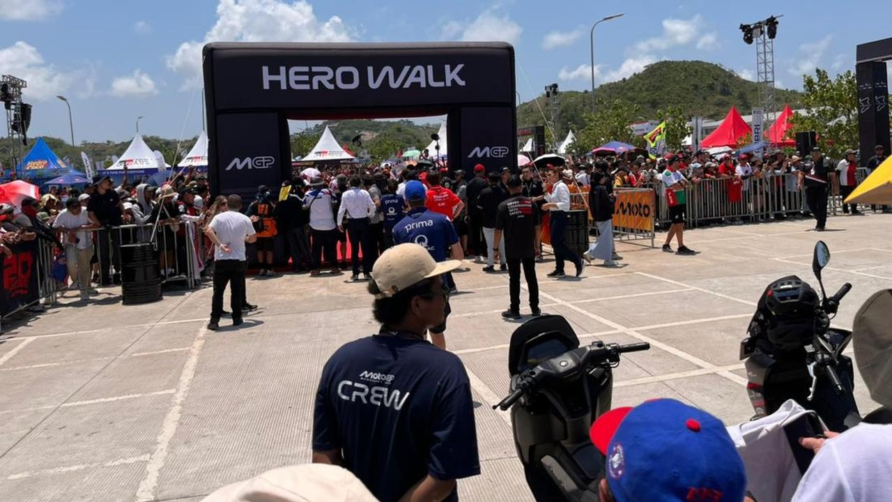 Panas Terik, Pebalap MotoGP Sapa Ribuan Fans di Mandalika 2025