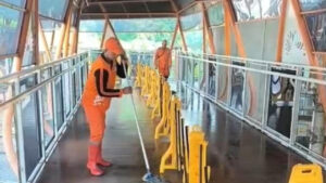Pasukan Oranye Turun Tangan Bersihkan Kotoran Kucing di Skywalk Kebayoran Lama