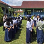 Pengabdian Bripka Rudi di Desa Terpencil Kalimantan Tanpa Akses Jalan Darat