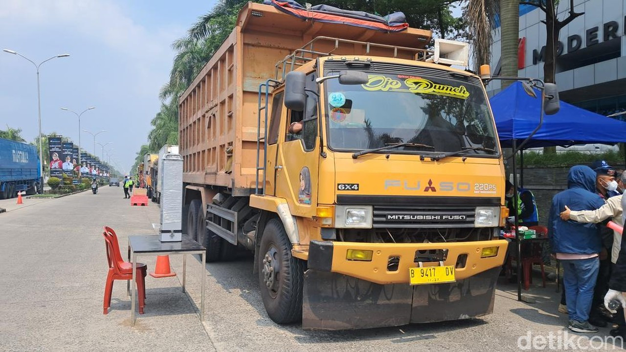 Pintu Keluar Kawasan Industri Cikande Dijaga Ketat, Truk Wajib Bebas Radiasi Cesium-137 Pintu Keluar Kawasan Industri Cikande Dijaga Ketat, Truk Wajib Bebas Radiasi Cesium-137