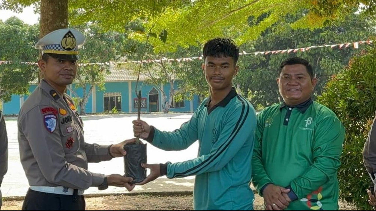 Polantas Ajak Siswa MAN 1 Rambah Jaga Alam dan Tertib Lalu Lintas Lewat Penanaman Pohon Polantas Ajak Siswa MAN 1 Rambah Jaga Alam dan Tertib Lalu Lintas Lewat Penanaman Pohon