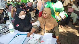 Polda Metro Jaya Gelar Baksos dan Cek Kesehatan Gratis di Cakung, Ratusan Warga Antusias