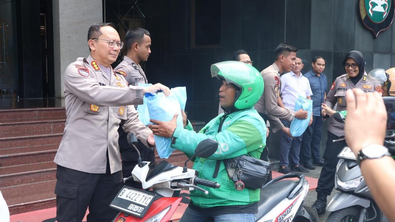 Polda Metro Jaya Gelar Jumat Peduli, Ojol Apresiasi Dukungan Kapolda Polda Metro Jaya Gelar Jumat Peduli, Ojol Apresiasi Dukungan Kapolda