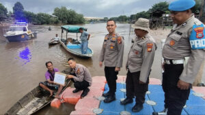Polisi Pekanbaru Bawa Bantuan dan Bersihkan Sampah di Tepian Sungai Siak