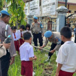 Polres Dumai Ajak Siswa SD Estomihi Tanam Pohon Dukung Green Policing