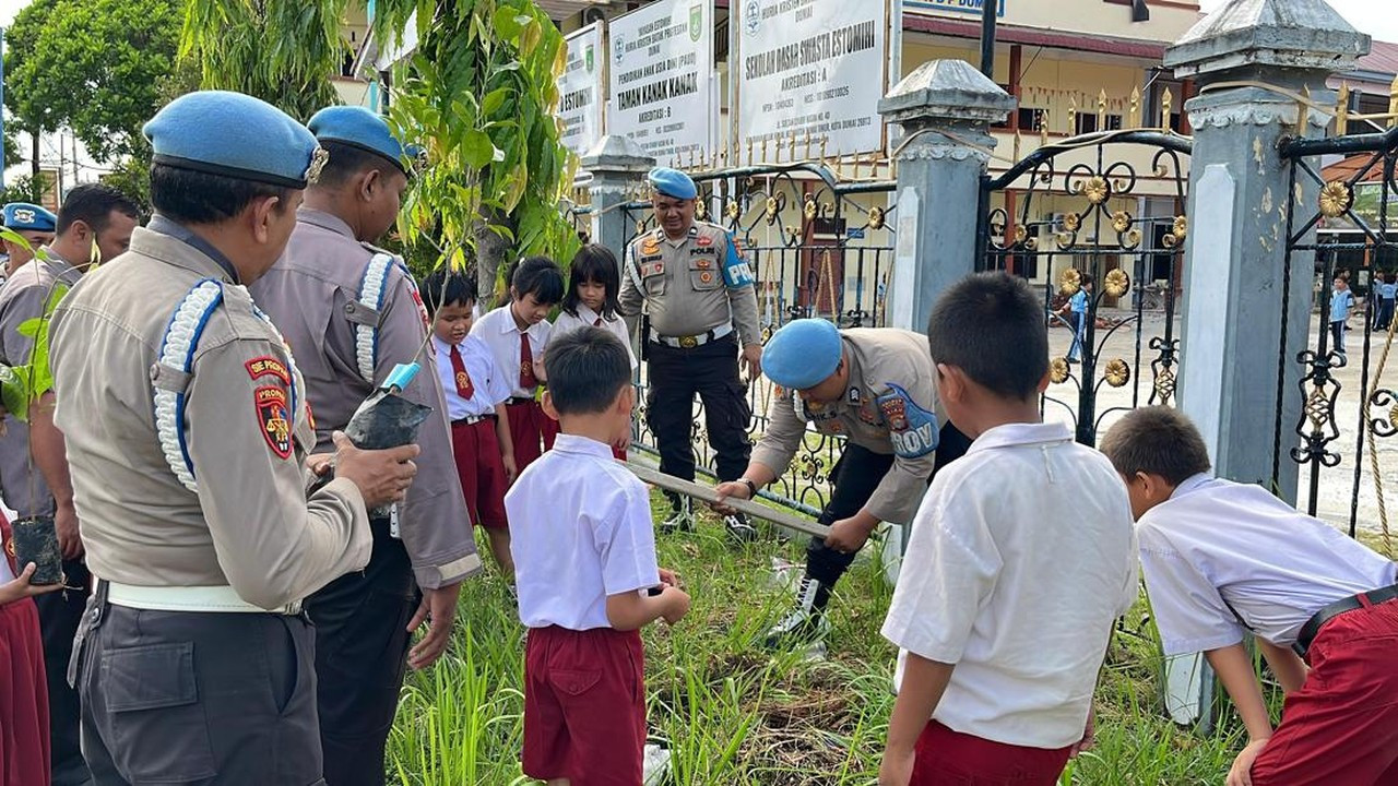 Polres Dumai Ajak Siswa SD Estomihi Tanam Pohon Dukung Green Policing