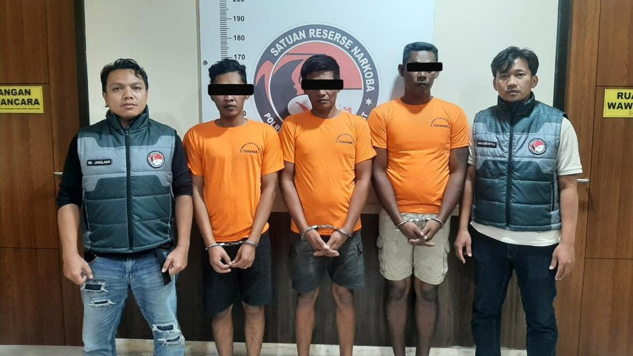 Polres Metro Jakarta Tangkap 3 Pengedar Selundupkan 12 Kg Sabu dalam Truk Jeruk di Tol Japek Polres Metro Jakarta Tangkap 3 Pengedar Selundupkan 12 Kg Sabu dalam Truk Jeruk di Tol Japek