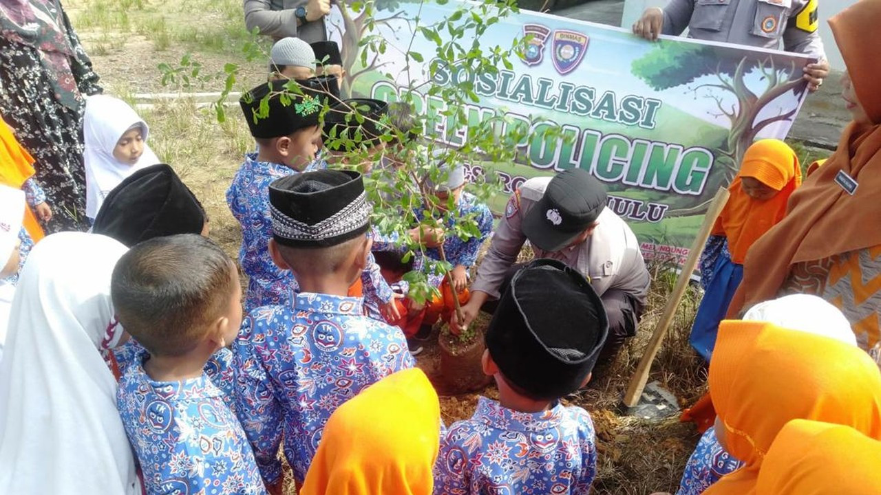 Polres Rokan Hulu Ajak Anak TK-SD Tanam Pohon untuk Cintai Lingkungan