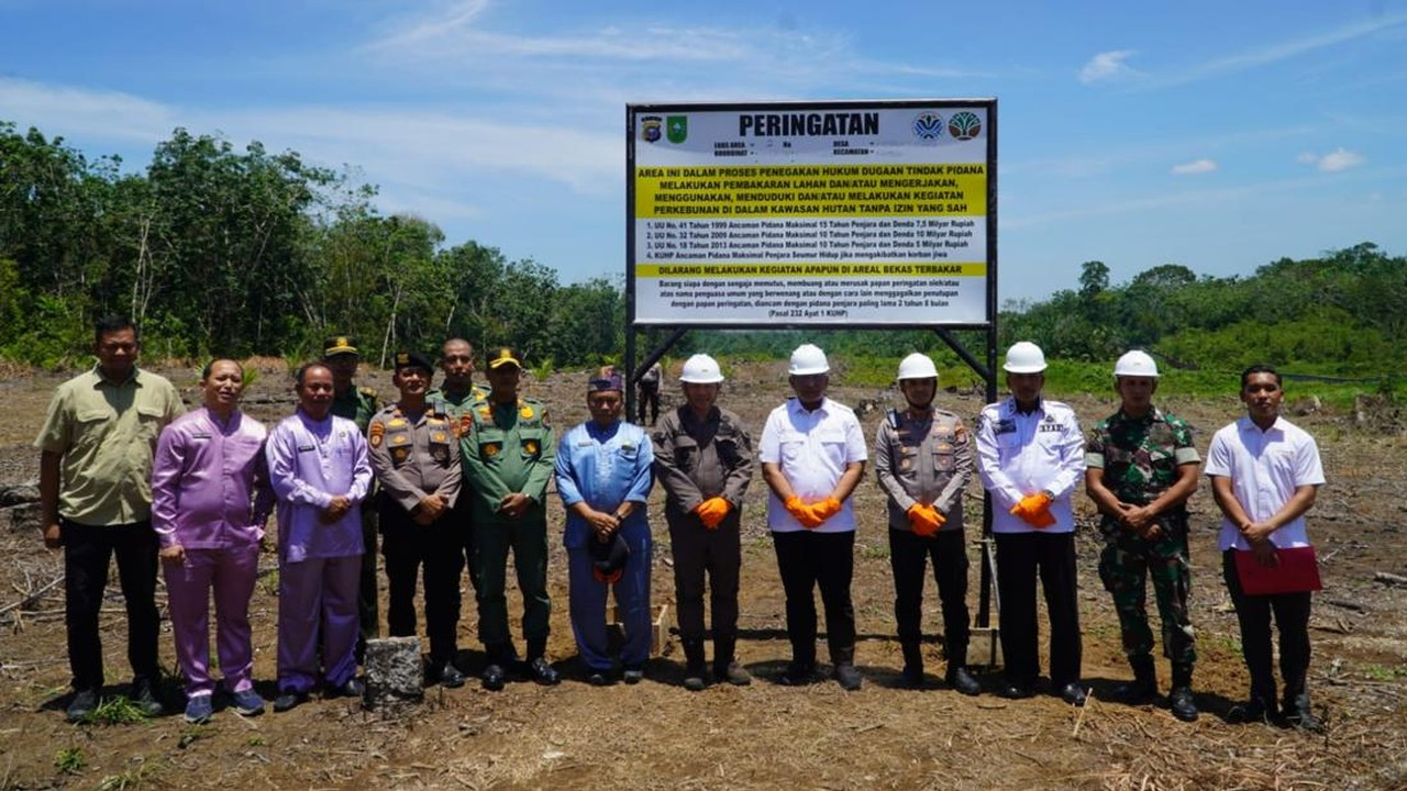 Polres Rokan Hulu Pasang Plang Larangan Cegah Kebakaran Lahan Kembali Terjadi