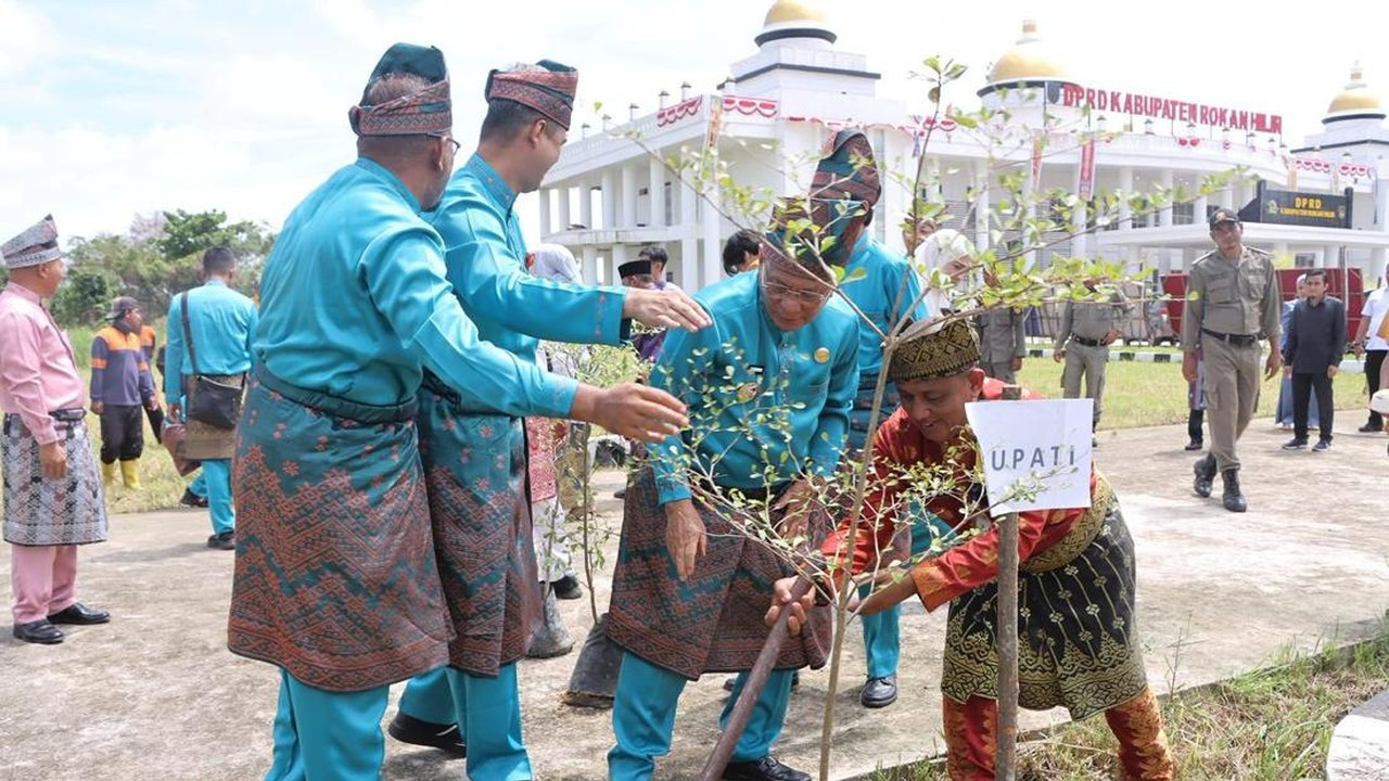 Polres dan Pemkab Rohil Tanam Ribuan Pohon Sambut HUT ke-26 Negeri Seribu Kubah Polres dan Pemkab Rohil Tanam Ribuan Pohon Sambut HUT ke-26 Negeri Seribu Kubah