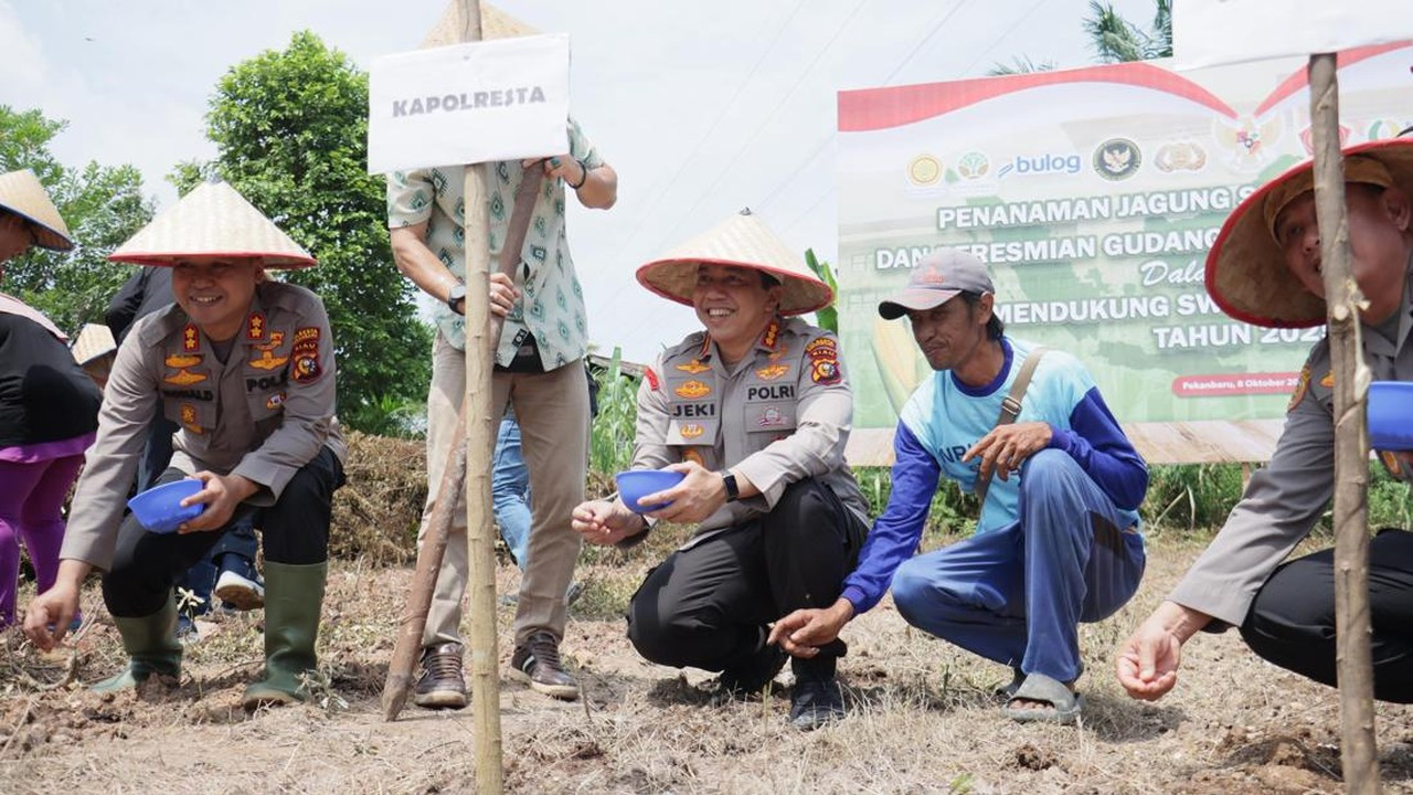 Polresta Pekanbaru Tanam Jagung di Lahan 1 Hektare dan Bagikan Sembako Gratis