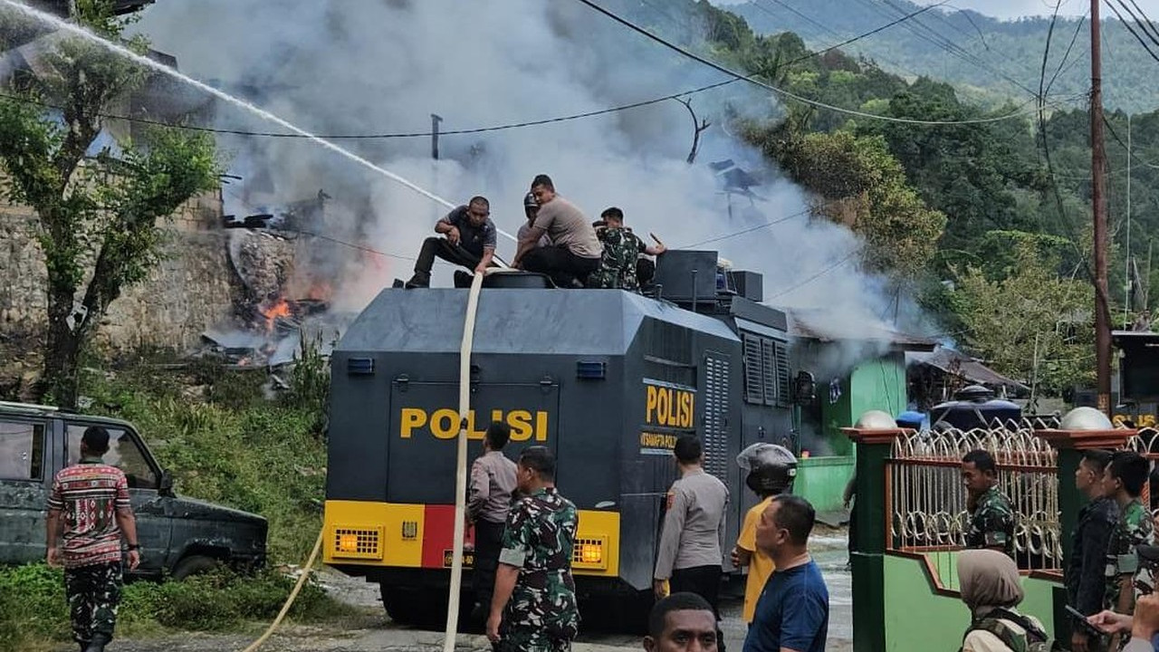 Polri Kerahkan 3 Water Canon Padamkan Kebakaran Besar di Kodam Lama Jayapura Polri Kerahkan 3 Water Canon Padamkan Kebakaran Besar di Kodam Lama Jayapura