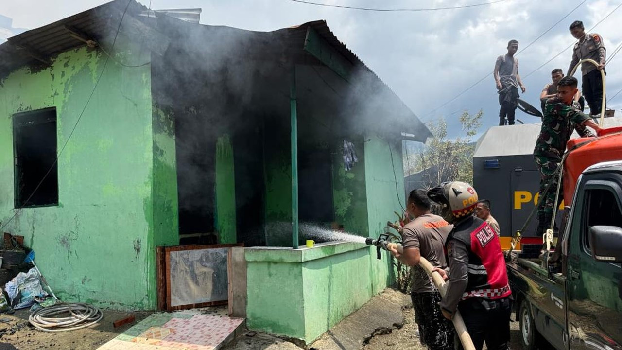 Polri dan TNI Sigap Padamkan Kebakaran Hebat di Kompleks Kodam Lama Jayapura Polri dan TNI Sigap Padamkan Kebakaran Hebat di Kompleks Kodam Lama Jayapura