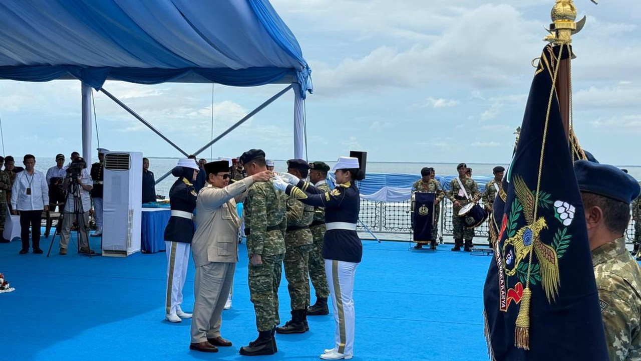 Prabowo Berikan Tanda Kehormatan untuk Prajurit dan Satuan TNI Berprestasi di Atas KRI