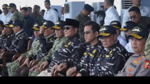 Prabowo Saksikan Parade Kapal Perang TNI AL dari Atas KRI di Teluk Jakarta