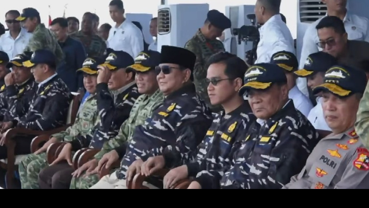 Prabowo Saksikan Parade Kapal Perang TNI AL dari Atas KRI di Teluk Jakarta