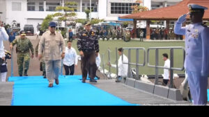 Prabowo Saksikan Parade Kapal Perang TNI AL di Teluk Jakarta dari KRI dr Radjiman