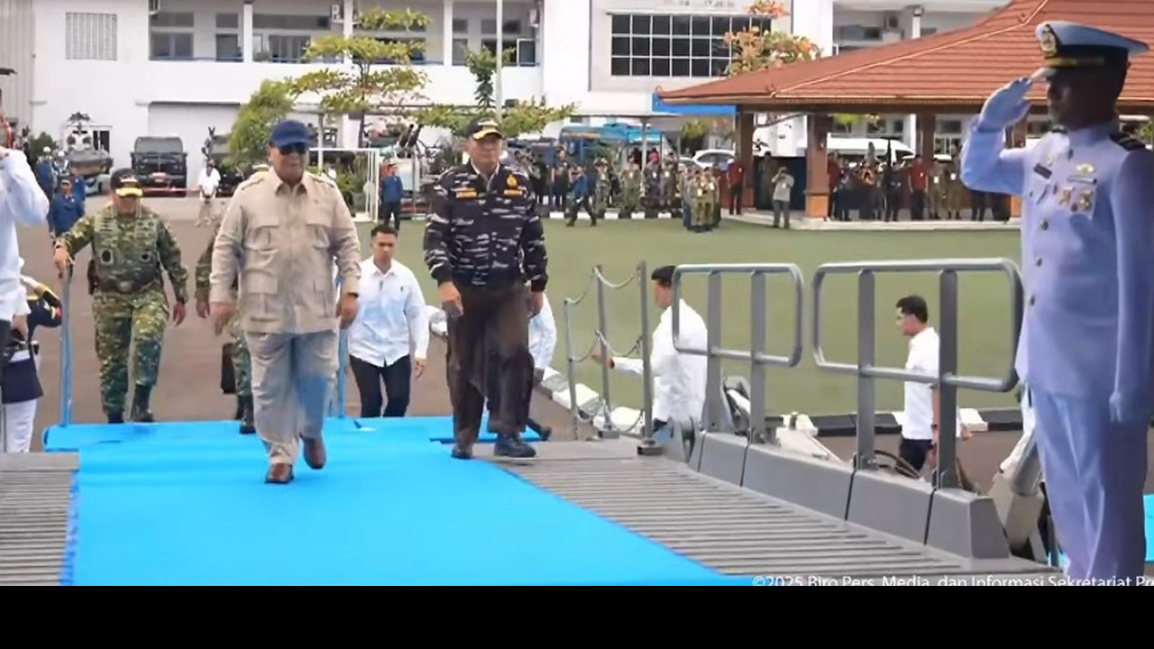 Prabowo Saksikan Parade Kapal Perang TNI AL di Teluk Jakarta dari KRI dr Radjiman