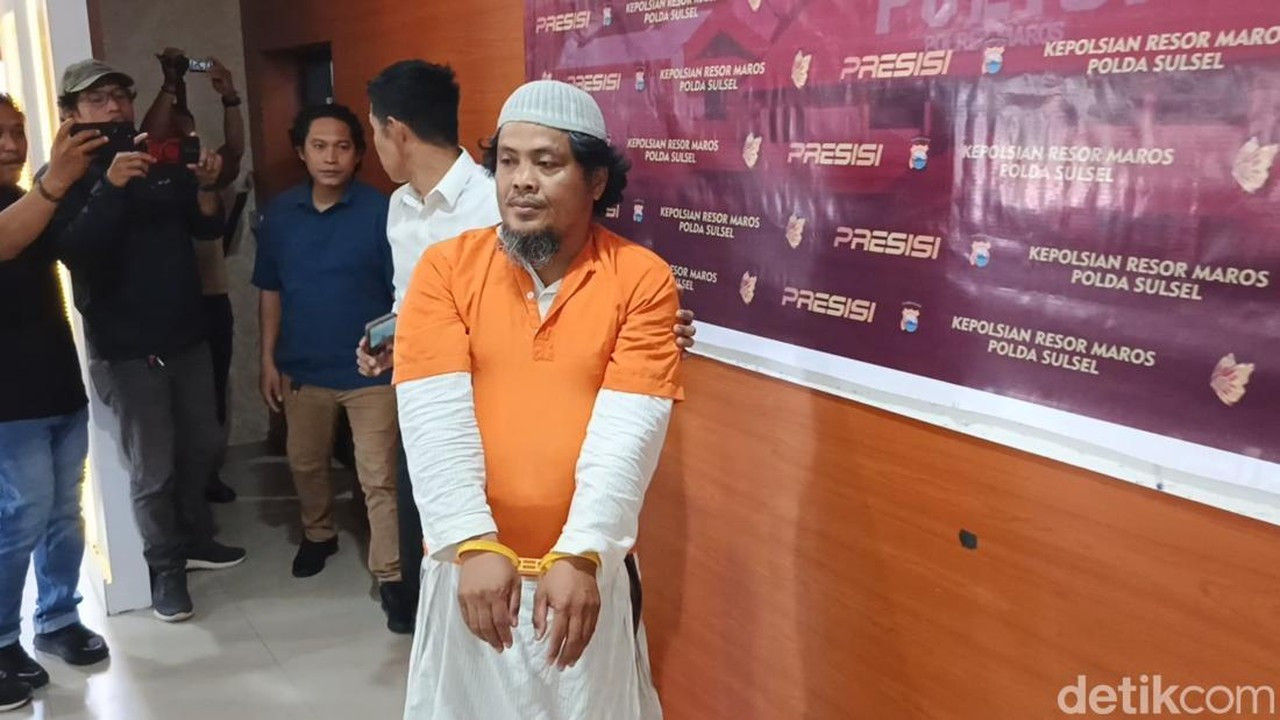 Pria Bermukena Tertangkap Usai Bakar Tiga Masjid di Sulawesi Selatan
