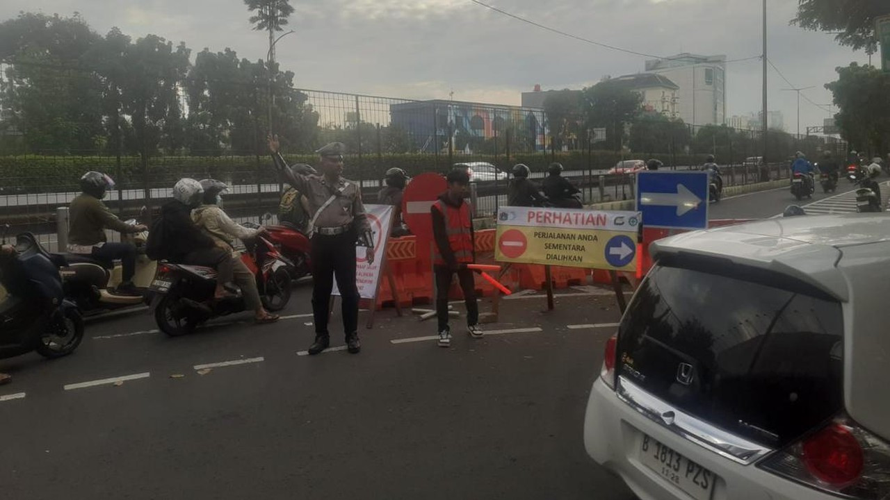 Proyek Galian Ganggu Lalu Lintas di Jl Arjuna Selatan Jakarta Barat, Arus Dialihkan