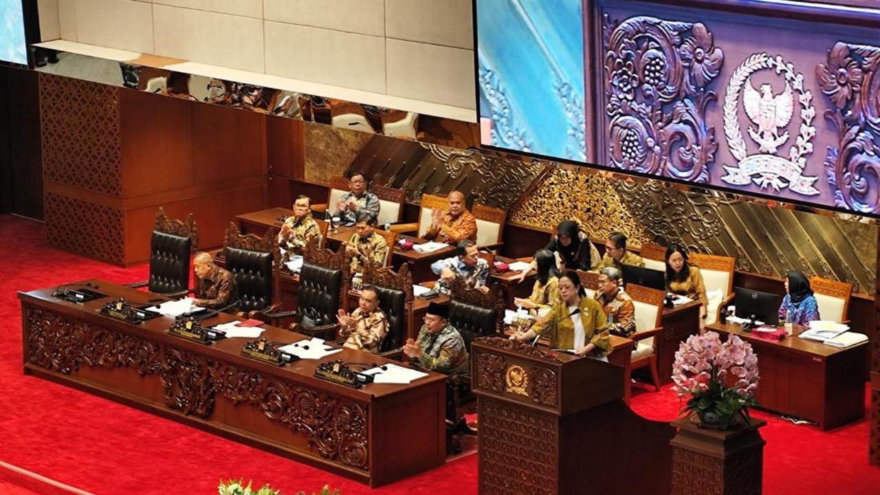 Puan Maharani Sampaikan Laporan Kinerja DPR dalam Rapat Paripurna Khusus