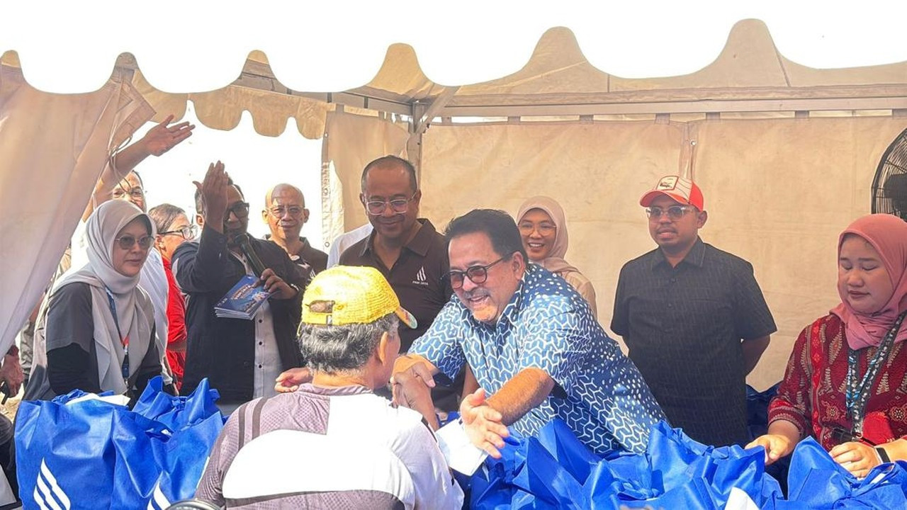 Rano Karno Bagikan 2.000 Paket Sembako Gratis di Kampung Bandan Jakarta Utara Rano Karno Bagikan 2.000 Paket Sembako Gratis di Kampung Bandan Jakarta Utara