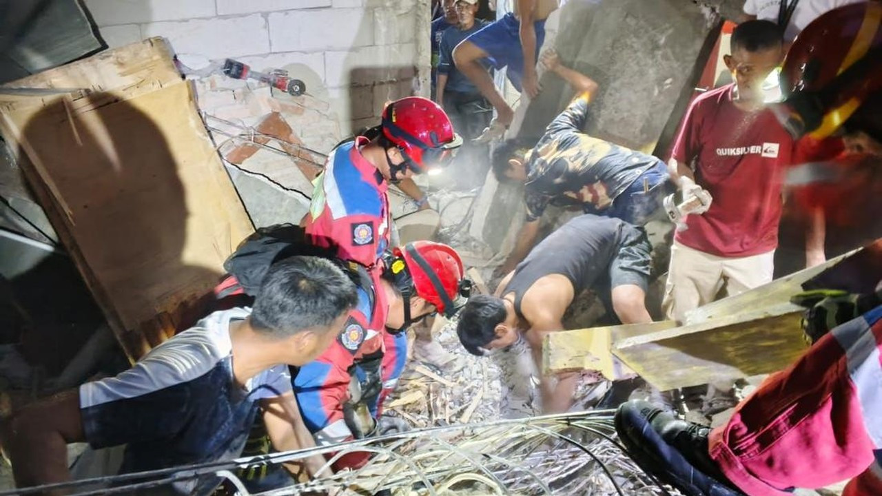 Renovasi Rumah 2 Lantai di Jakut Ambruk, 2 Pekerja Terluka dan Dievakuasi