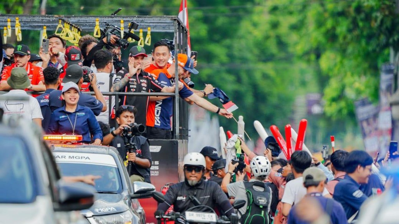 Ribuan Warga Sambut Hangat Parade MotoGP Mandalika 2025 di Mataram