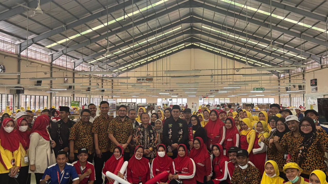 Sarmuji Kunjungi Pabrik Sampoerna Blitar dan Beri Semangat Pekerja Rokok