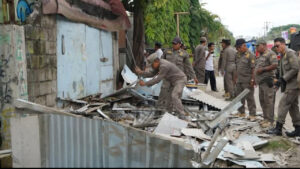 Satpol PP Bongkar 34 Bangunan Liar di Atas Saluran Irigasi Bogor