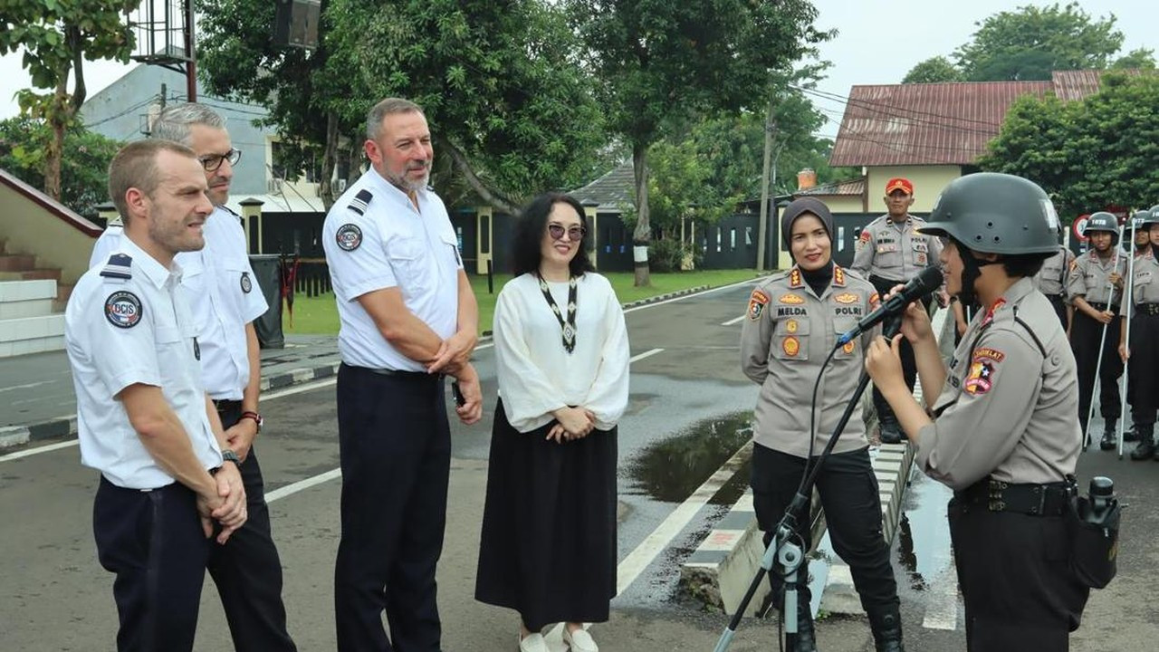 Siswa Sepolwan Tanyakan Tantangan Polwan ke Pejabat Kepolisian Prancis