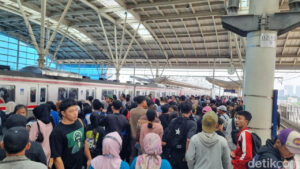 Stasiun Manggarai Ramai Penumpang Jelang Perayaan HUT ke-80 TNI di Monas
