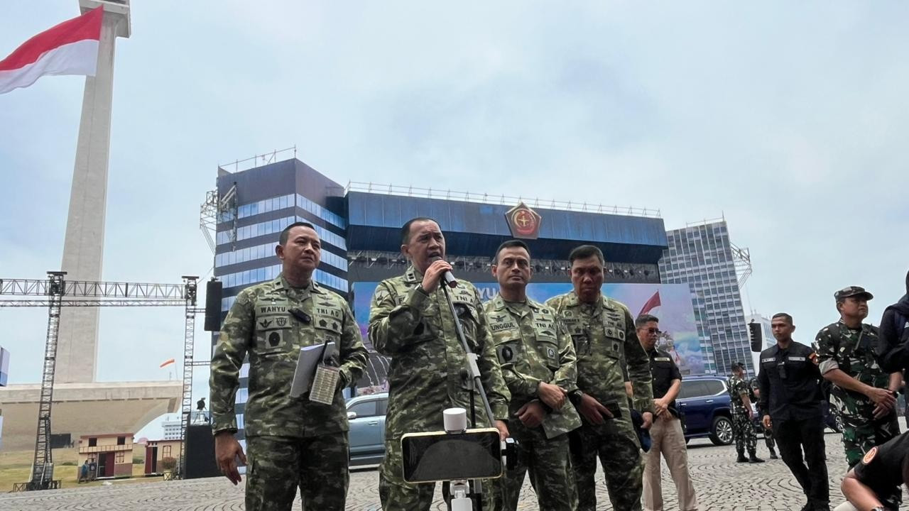 TNI Ungkap Penyebab Bendera Merah Putih Robek Saat Gladi HUT ke-80 di Monas TNI Ungkap Penyebab Bendera Merah Putih Robek Saat Gladi HUT ke-80 di Monas