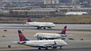 Tabrakan Dua Pesawat di Landasan Bandara LaGuardia New York, 1 Pramugari Luka Ringan