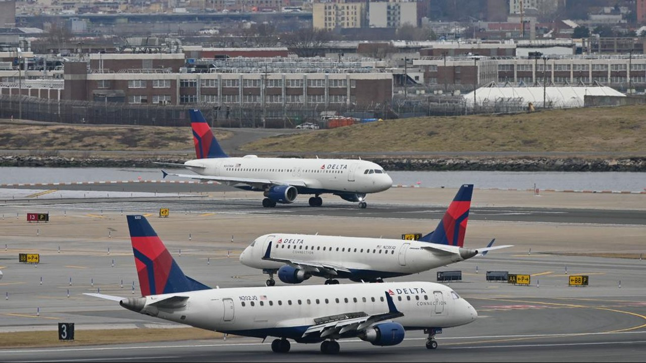 Tabrakan Dua Pesawat di Landasan Bandara LaGuardia New York, 1 Pramugari Luka Ringan