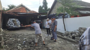 Tembok Ambruk Diterjang Hujan Angin di Tangsel, Motor-motor Parkir Rusak Parah