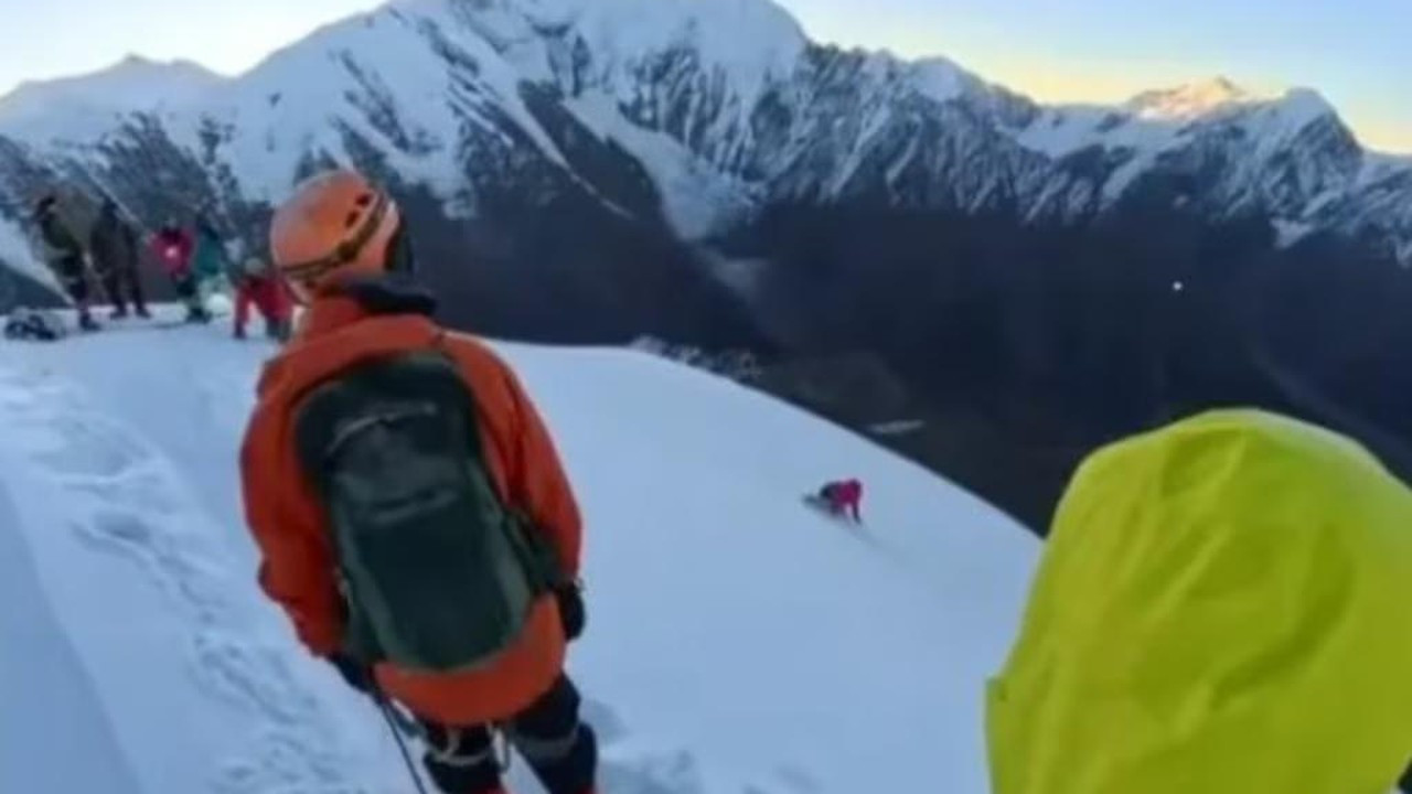 Tragis, Pendaki Tewas Terpeleset Saat Selfie di Puncak Gunung Sichuan