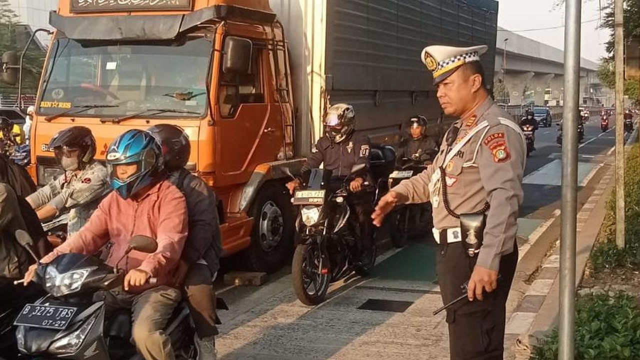 Truk Mogok di Lampu Merah Arion Jakut Picu Antrean Kendaraan Truk Mogok di Lampu Merah Arion Jakut Picu Antrean Kendaraan