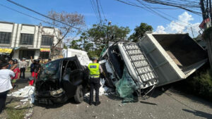 Truk Tronton Terjun dari Tol Merak, Timpa Pikap dan Juru Parkir, 5 Luka-luka