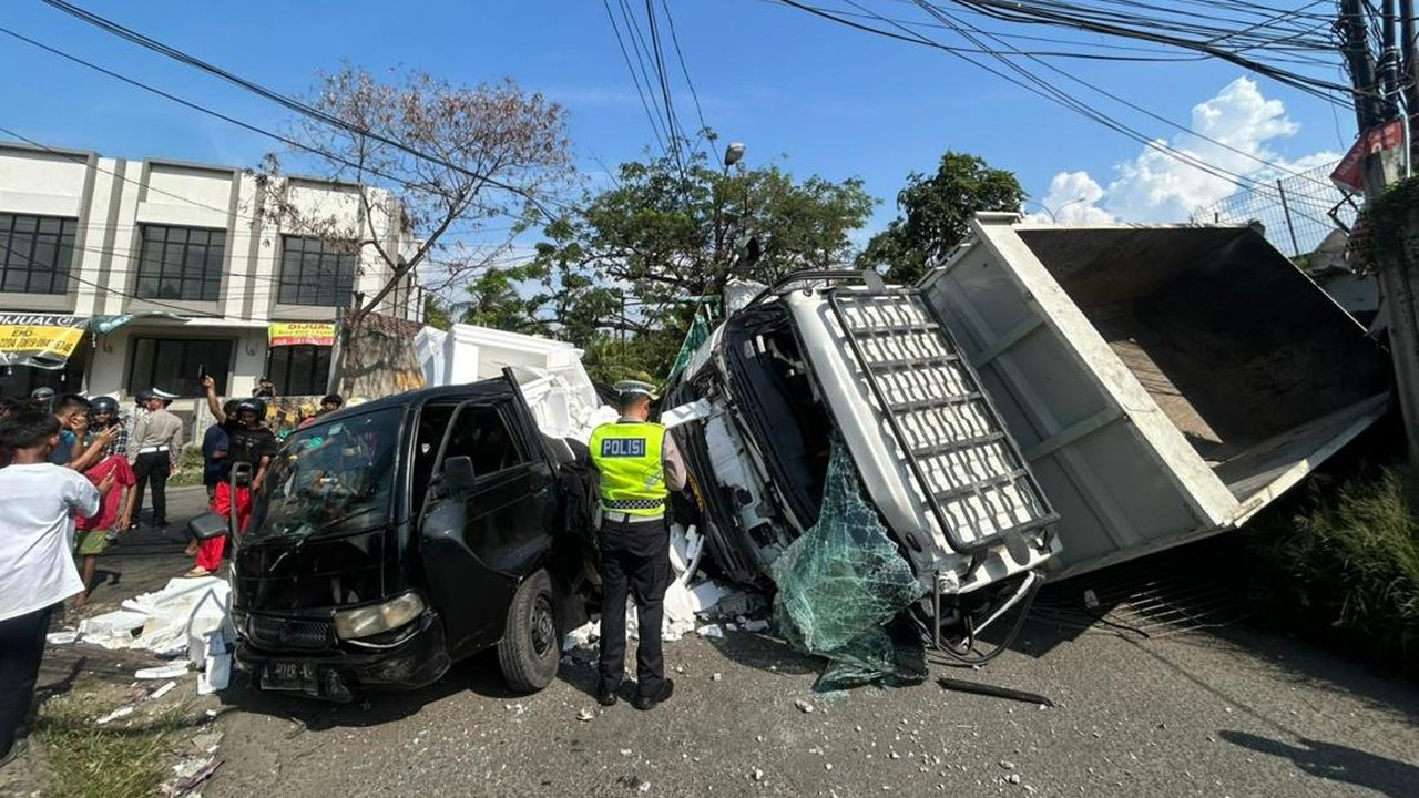 Truk Tronton Terjun dari Tol Merak, Timpa Pikap dan Juru Parkir, 5 Luka-luka